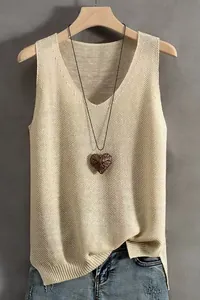 Close-up van beige gebreide tanktop met V-hals en verfijnde opengewerkte details