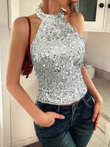 Nahaufnahme eines eleganten silbernen Pailletten-Neckholder-Tops mit Glanzeffekt