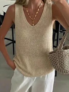 Detailweergave van elegant crèmekleurig V-hals gebreid vest voor stijlvolle zomeroutfits
