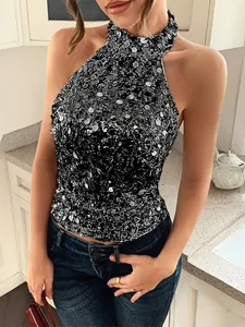 Eleganter silberner Pailletten-Neckholder-Top für Damen in einer schicken Umgebung