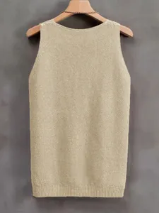 Gedetailleerd textuuroverzicht van een elegant beige gebreid mouwloos vest voor dames
