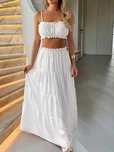 Détail de l'ensemble blanc deux pièces avec crop top à volants et jupe maxi à étages