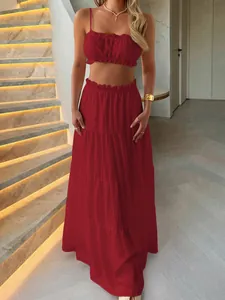 Détail d'un ensemble de vacances rouge avec crop top et jupe longue à volants.