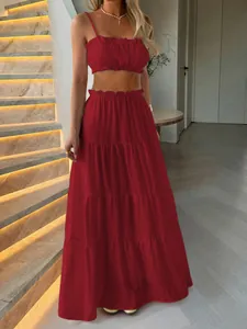 Ensemble deux pièces rouge style vacances avec haut court à volants et jupe maxi.