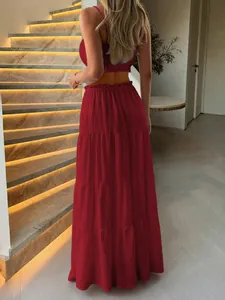 Vue arrière d'un ensemble jupe longue bohème rouge deux pièces dans un intérieur chic.