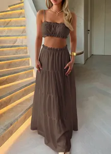 Élégant ensemble jupe longue deux pièces marron café à étages pour un look de vacances chic.