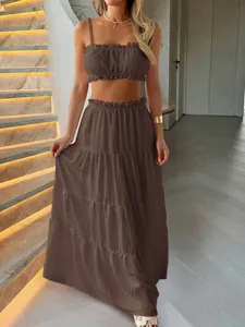 Détail d'un ensemble de vacances marron à 2 pièces avec haut volanté et jupe longue.