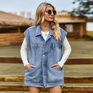 Scatto street style all'aperto di un gilet di jeans lavato casual con grandi tasche frontali