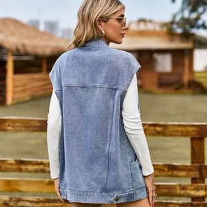 Vista posteriore dettagliata di un gilet denim blu lavato con grandi tasche utilitarie