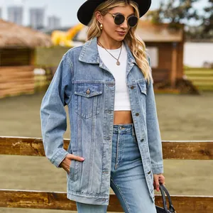 Stijlvol oversized blauw denim jack voor dames met vintage wassing en klassieke knopen.