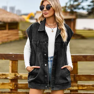 Dettaglio del gilet casual in denim nero lavato con grandi tasche e bottoni frontali