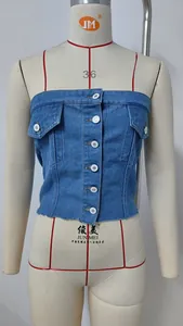 Vista dettagliata del top a fascia in denim lavato con bottoni e bordo a vivo