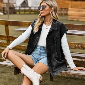 Modella che indossa un gilet di jeans nero lavato casual e stivali bianchi all'aperto