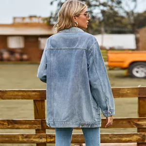 Achteraanzicht van een vintage losse lichtblauwe spijkerjas voor dames op een ranch