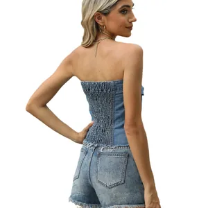 Top a fascia in denim lavato blu da donna con retro arricciato e bordo sfilacciato