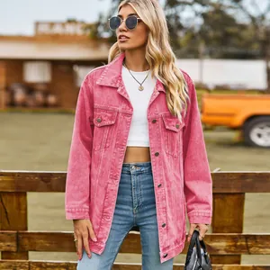 Retro losvallende roze spijkerjas voor dames, met klassieke kraag en metalen knopen.