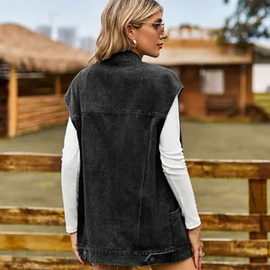 Vista posteriore del gilet di jeans lavato nero da donna con dettaglio tasca
