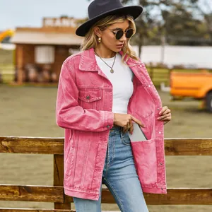 Detailopname van de functionele binnenzak van een trendy vintage roze spijkerjasje