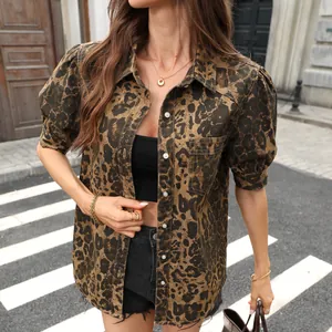 Detalle de una camisa vaquera con estampado de leopardo, mangas abullonadas y cuello de solapa