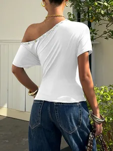 Rückansicht eines weißen One-Shoulder-T-Shirts mit schmaler Passform und Knöpfen