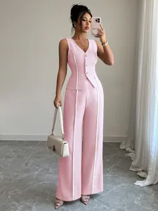 Elegante completo due pezzi rosa e bianco senza maniche con bottoni dorati