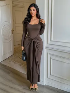 Élégante robe longue moulante marron à manches longues avec nœud frontal et tissu drapé
