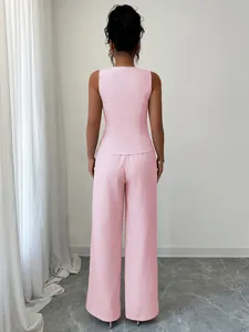 Elegante set gilet rosa senza maniche e pantaloni larghi abbinati vista posteriore