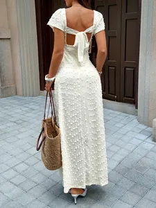 Vue détaillée d'une robe longue en jacquard blanc avec dos nu et détail de nœud noué