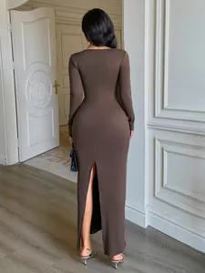 Détail du dos d'une robe longue moulante marron à manches longues et fente