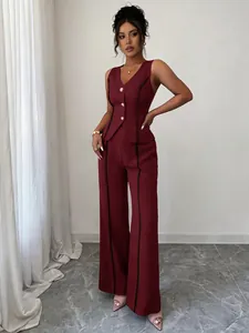 Elegante completo bordeaux senza maniche con bordi neri e bottoni dorati di classe