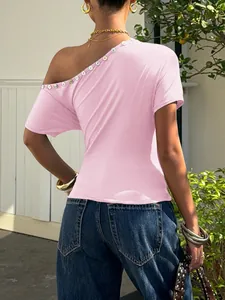 Rückansicht eines rosa One-Shoulder-T-Shirts mit schmaler Passform und Knöpfen
