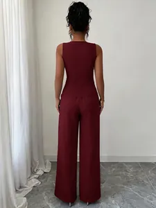 Vista posteriore di un completo bordeaux chic con top senza maniche e pantaloni larghi.