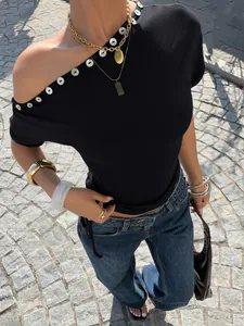 Nahaufnahme eines schwarzen Ein-Schulter-T-Shirts mit weißen Knöpfen für Frauen