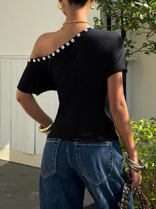 Detailansicht eines schicken schwarzen Ein-Schulter-T-Shirts mit stilvollem Knopfbesatz am Hals.