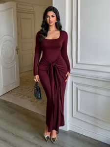 Robe longue moulante bordeaux à manches longues avec un détail de nœud élégant.