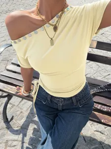 Detailansicht eines schmal geschnittenen gelben Damen-T-Shirts mit Knopfleiste am Ausschnitt