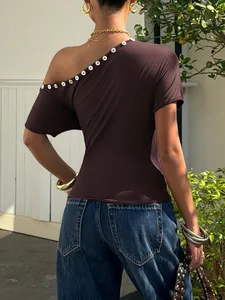 Nahaufnahme der Rückseite eines braunen schulterfreien Crop Tops mit Knopfdetails