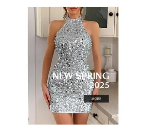 Gros plan sur une robe courte à paillettes argentées pour la collection printemps 2025