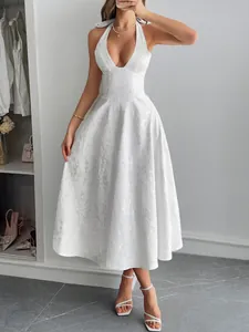 Robe midi blanche en jacquard à dos nu avec décolleté plongeant en V et jupe évasée