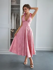 Détail d'une robe longue dos nu rose en tissu texturé fleuri de style français chic