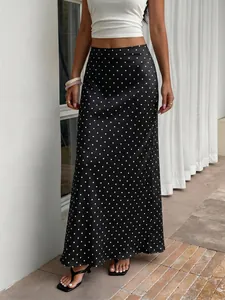 Détail d'une jupe élégante en satin noir à pois blancs et texture soyeuse