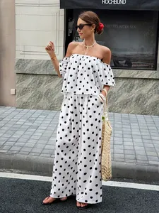 Elegantes weißes Polka-Dot-Set mit schulterfreiem Oberteil und weiter Hose für Damen