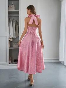Détail du dos de la robe mi-longue en jacquard rose avec laçage et nœud papillon