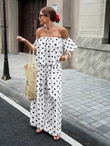 Modisches Model trägt ein schulterfreies Oberteil mit Polka Dots und passende weite Hosen.