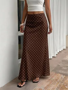 Vue détaillée d'une élégante jupe longue en satin marron à pois blancs pour l'été.
