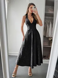 Détail d'une robe longue noire à licou avec col en V et taille ajustée pour femme