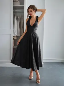 Robe midi dos nu noire élégante avec motif floral texturé et taille cintrée