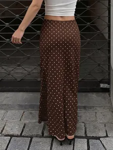 Vue arrière détaillée d'une élégante jupe midi en satin marron avec des pois blancs