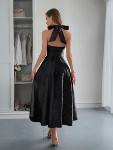 Vue détaillée d'une robe mi-longue en jacquard noir avec nœud et dos lacé