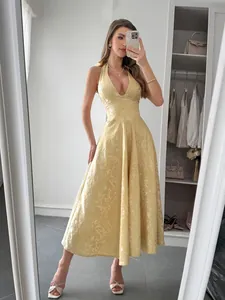 Robe midi jaune élégante à dos nu avec jacquard floral et taille cintrée pour les vacances